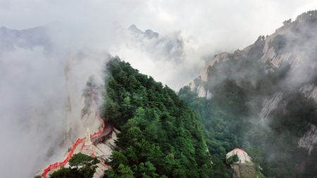 (miniature) Photo aérienne du Mont Huashan enveloppé par la brume dans la ville de Weinan
