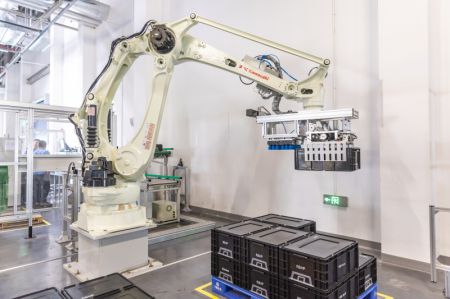 (miniature) Un robot intelligent transfère des composants au sein de Bosch Hydrogen Powertrain Systems (Chongqing) Co