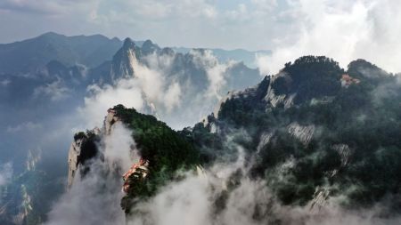 (miniature) Photo aérienne du Mont Huashan enveloppé par la brume dans la ville de Weinan