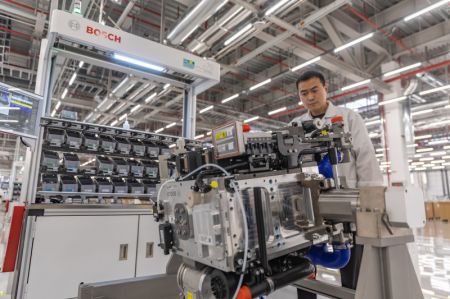 (miniature) Un travailleur au sein de Bosch Hydrogen Powertrain Systems (Chongqing) Co