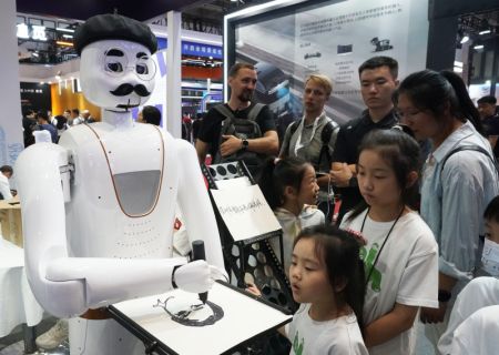 (miniature) Photo d'un robot peintre lors de la Conférence mondiale sur la robotique 2023