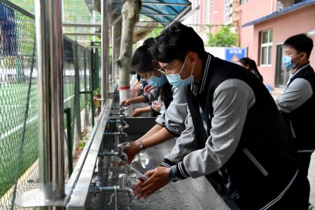 (miniature) Des élèves du Collège des langues étrangères de Xi'an se lavent les mains avant d'entrer à la cantine