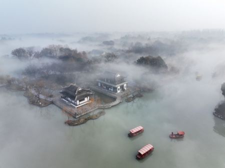 (miniature) Photo aérienne du Lac mince de l'Ouest enveloppé de brouillard à Yangzhou