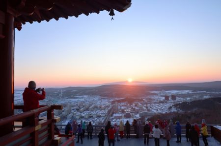 (miniature) Des touristes assistent au lever du soleil dans la ville de Fuyuan