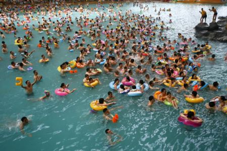 (miniature) milliers de chinois dans une piscine