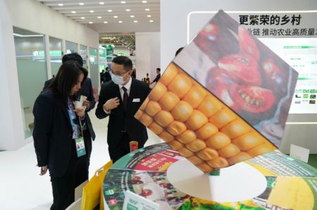(miniature) Un participant visitant le stand du Syngenta Group de l'Exposition internationale de la chaîne d'approvisionnement de Chine