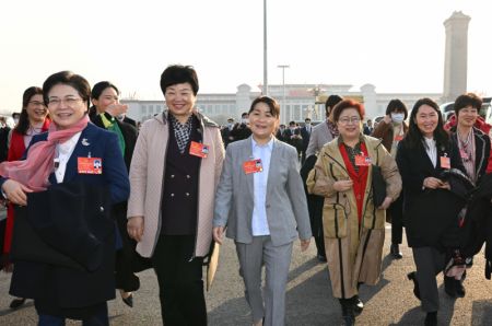 (miniature) Des députés arrivent pour la deuxième réunion plénière de la cinquième session de la 13e Assemblée populaire nationale à Beijing