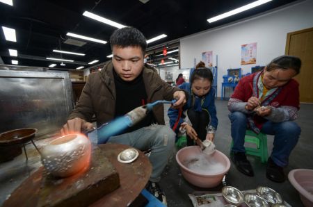 (miniature) Des ouvriers fabriquent des objets en argent dans un atelier du district de Danzhai