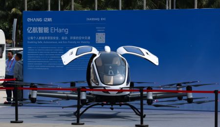 (miniature) Un avion sans pilote exposé à la quatrième Exposition internationale des produits de consommation de Chine à Haikou