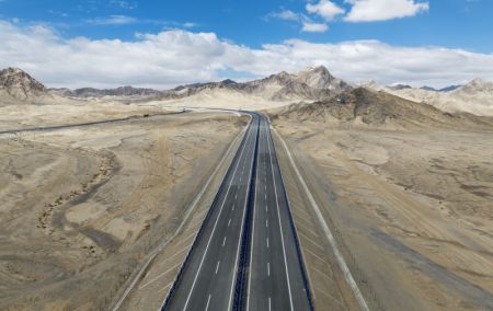 (miniature) Photo aérienne prise le 6 août 2022 des tunnels d'une section de l'autoroute Yetimbulak-Ruoqiang dans la région autonome ouïgoure du Xinjiang