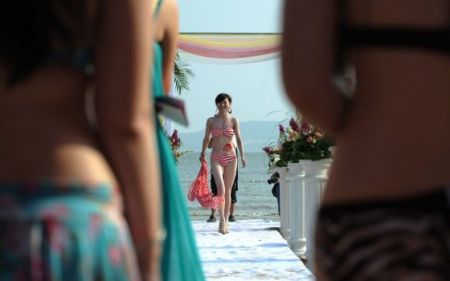 (miniature) 60 filles célibataires défilent en bikini pour rencontrer l'homme riche de leur vie