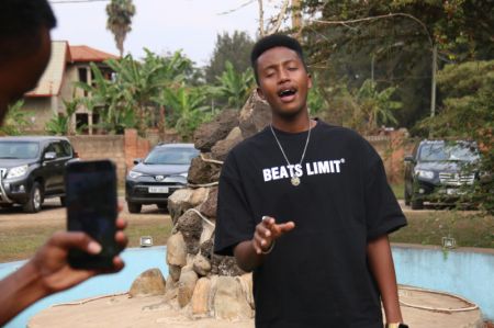 (miniature) Pacifique Izabayo chante une chanson chinoise pour la partager en vidéo courte sur Douyin à Kigali