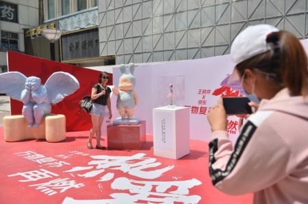 (miniature) Une visiteuse pose pour des photos lors d'une animation à Beijing