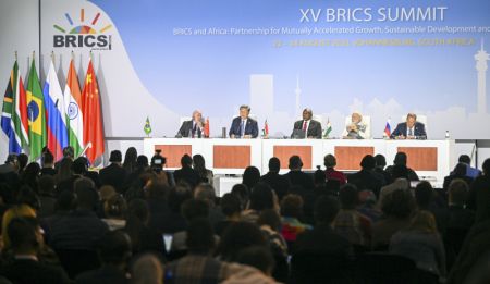 (miniature) Le président chinois Xi Jinping prononce un discours lors d'une conférence de presse pendant le 15e Sommet des BRICS à Johannesburg