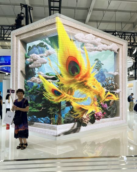 (miniature) Une visiteuse prenant un selfie devant un écran d'affichage 3D à l'?il nu lors de la Foire internationale du commerce des services de Chine (CIFTIS) 2023