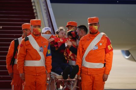(miniature) L'astronaute Wang Yaping salue la foule à son arrivée à Beijing