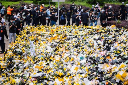 (miniature) Des gens déposent des bouquets pour rendre hommage au scientifique décédé Yuan Longping au funérarium de Mingyangshan
