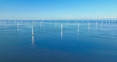 (miniature) Cette photo montre un parc éolien offshore à Dalian