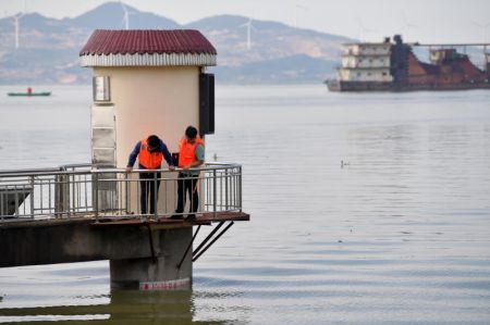 (miniature) Des employés surveillent le niveau d'eau dans la station hydrologique de Xingzi du lac Poyang