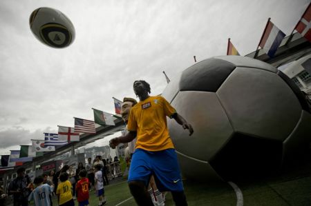(miniature) Un ballon de foot géant à Hong Kong pour promouvoir la Coupe du Monde de Football 2010