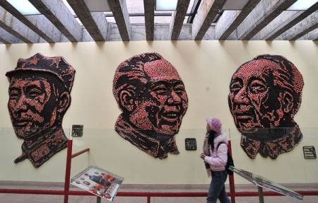 (miniature) Des portraits géants de Mao Zedong réalisés avec 100 000 badges