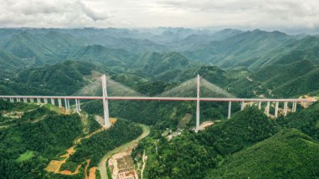 (miniature) Le pont de Yunwu de l'autoroute Duyun-Anshun dans la province chinoise du Guizhou (sud-ouest)