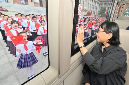 (miniature) Zhang Guimei salue les enfants à son arrivée au Grand Palais du Peuple