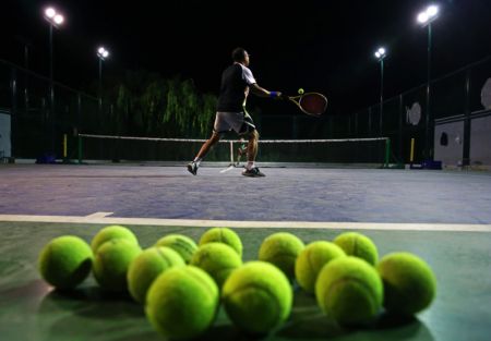 (miniature) Des gens jouent au tennis dans le parc de Yuxiu