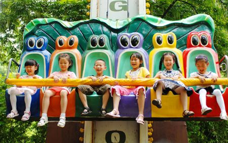 (miniature) enfants chinois dans un parc d'attraction