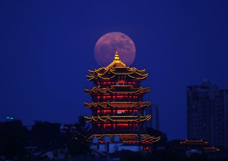 (miniature) Photo de la super Lune prise près de la tour de la Grue jaune