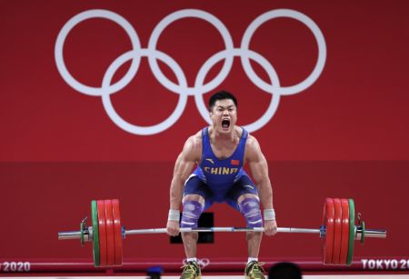 (miniature) Le Chinois Lyu Xiaojun participe à l'épreuve d'haltérophilie - 81 kg - hommes