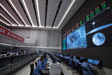 (miniature) Des membres du personnel technique surveillent le transfert d'échantillons collectés sur la Lune depuis le véhicule de remontée à la capsule de retour de la sonde chinoise Chang'e-5