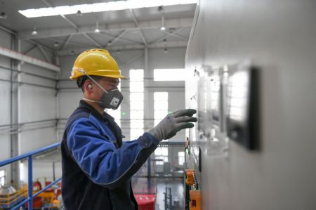 (miniature) Un employé dans une usine de JL MAG Rare Earth (Baotou) Co