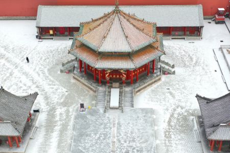(miniature) Photo aérienne du paysage enneigé du Palais impérial de Shenyang