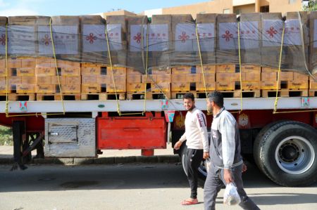 (miniature) Un camion chargé de fournitures d'aide humanitaire à Gaza fournies par le gouvernement chinois attend son départ au Caire
