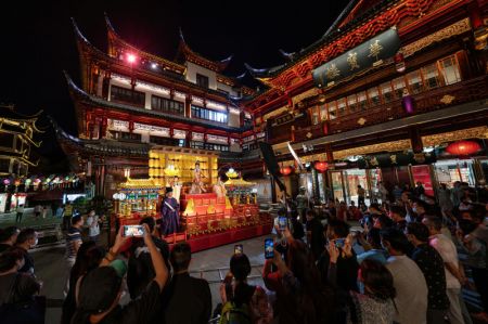 (miniature) Des gens assistent à un spectacle traditionnel au centre commercial Yuyuan Garden