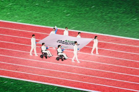 (miniature) Des sportifs portant le drapeau du Comité asiatique paralympique dans le stade du Centre des sports olympiques de Hangzhou