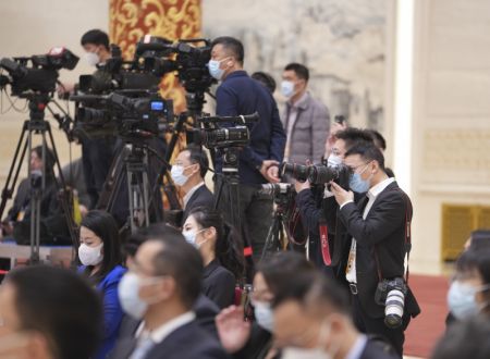 (miniature) Des journalistes assistent à une conférence de presse à laquelle participent des dirigeants des comités centraux des partis politiques non communistes et de la Fédération nationale de l'industrie et du commerce de Chine lors de la première session du 14e Comité national de la Conférence consultative politique du peuple chinois (CCPPC) au Grand Palais du Peuple à Beijing