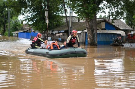 (miniature) Des pompiers évacuent des habitants piégés par les inondations à Yanshou