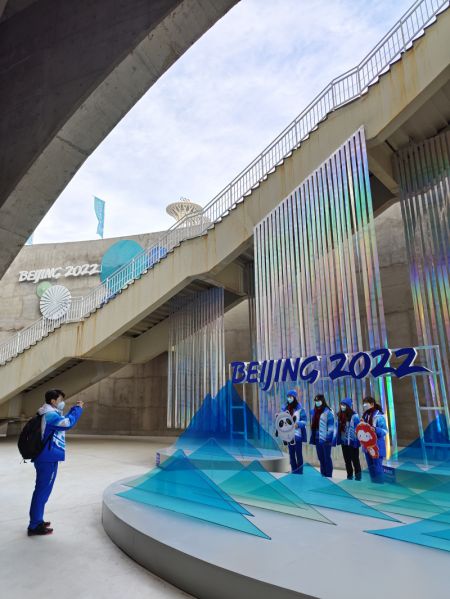 (miniature) Des gens posent pour des photos au Centre principal des médias des Jeux olympiques et paralympiques d'hiver de Beijing 2022 à Beijing