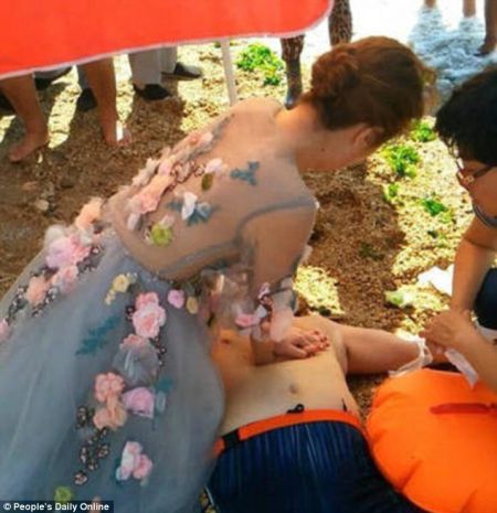 (miniature) Dans sa robe de mariée, elle intervient pour sauver un homme de la noyade