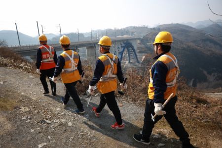 (miniature) Des ouvriers chargés de la maintenance se dirigent vers le grand pont de la rivière Xixi du chemin de fer Chengdu-Guiyang dans la province du Guizhou (sud-ouest)