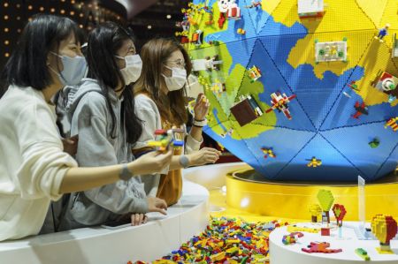 (miniature) Des visiteurs réalisent des créations en Lego dans la zone d'exposition des biens de consommation lors de la 3e édition de l'Exposition internationale d'importation de la Chine (CIIE) à Shanghai