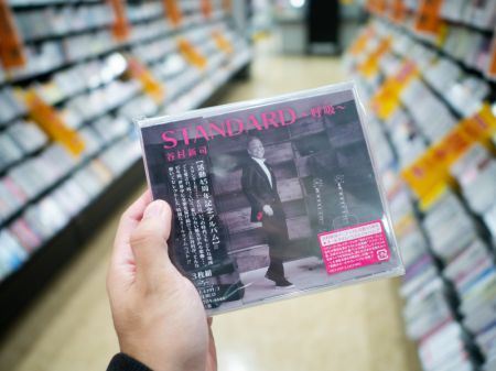 (miniature) Photo prise le 16 octobre 2023 montrant un disque de l'auteur-compositeur-interprète japonais Shinji Tanimura dans un magasin de disques à Tokyo