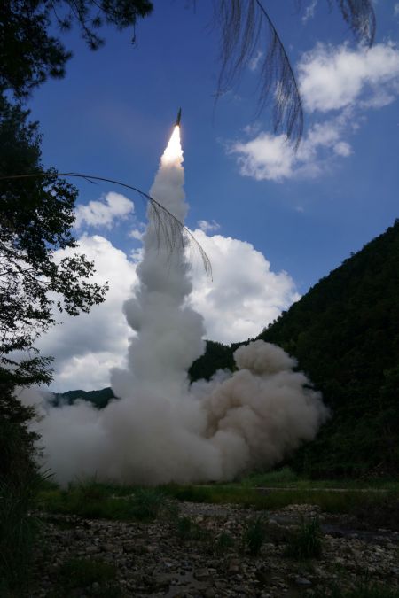 (miniature) Un missile est lancé par la force des fusées du commandement du Théâtre d'opérations de l'est de l'Armée populaire de libération (APL)