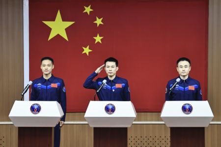 (miniature) L'équipage de la prochaine mission spatiale Shenzhou-17