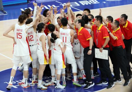 (miniature) L'équipe chinoise célèbre sa victoire à l'issue du match pour la médaille d'or de basket-ball féminin entre la Chine et le Japon aux 19es Jeux asiatiques