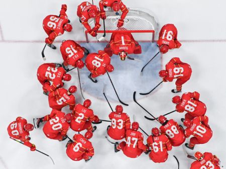 (miniature) Les joueurs chinois lors du match de phase de poule du groupe A de hockey sur glace hommes entre la Chine et le Canada