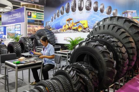 (miniature) Des pneus exposés dans la zone d'exposition pour les véhicules et les pièces de rechange lors de la 133e Foire des importations et des exportations de Chine