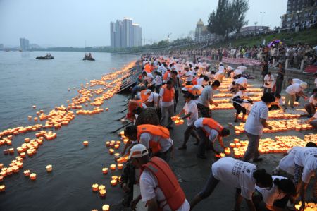 (miniature) 14 630 lanternes sur une rivière pour un record du monde